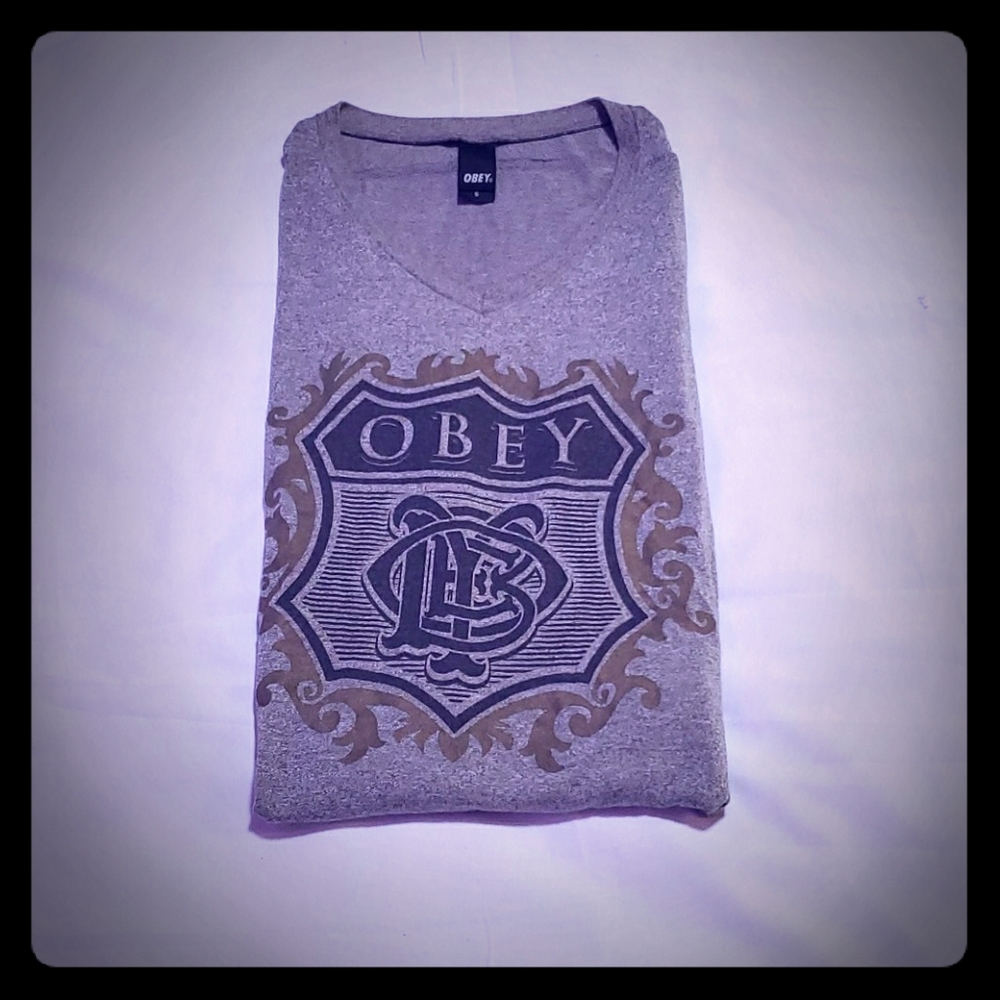 OBEY v neck top